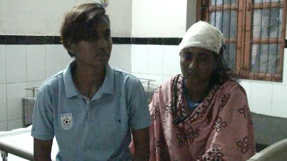 সাতক্ষীরা সদর হাসপাতালে জাতীয় নারী ফুটবল দলের অধিনায়ক সাবিনা খাতুন ও তাঁর বড়বোন সালমা খাতুন। ০৫ এপ্রিল সন্ধ্যায়, সাতক্ষীরা শহর। ছবি: প্রথম আলো