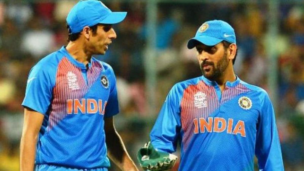 ২০০৫ সালে পাকিস্তানের বিপক্ষে এক ম্যাচে মেজাজ হারিয়ে ধোনিকে গালি দিয়েছিলেন আশিস নেহরা। ছবি: এএফপি