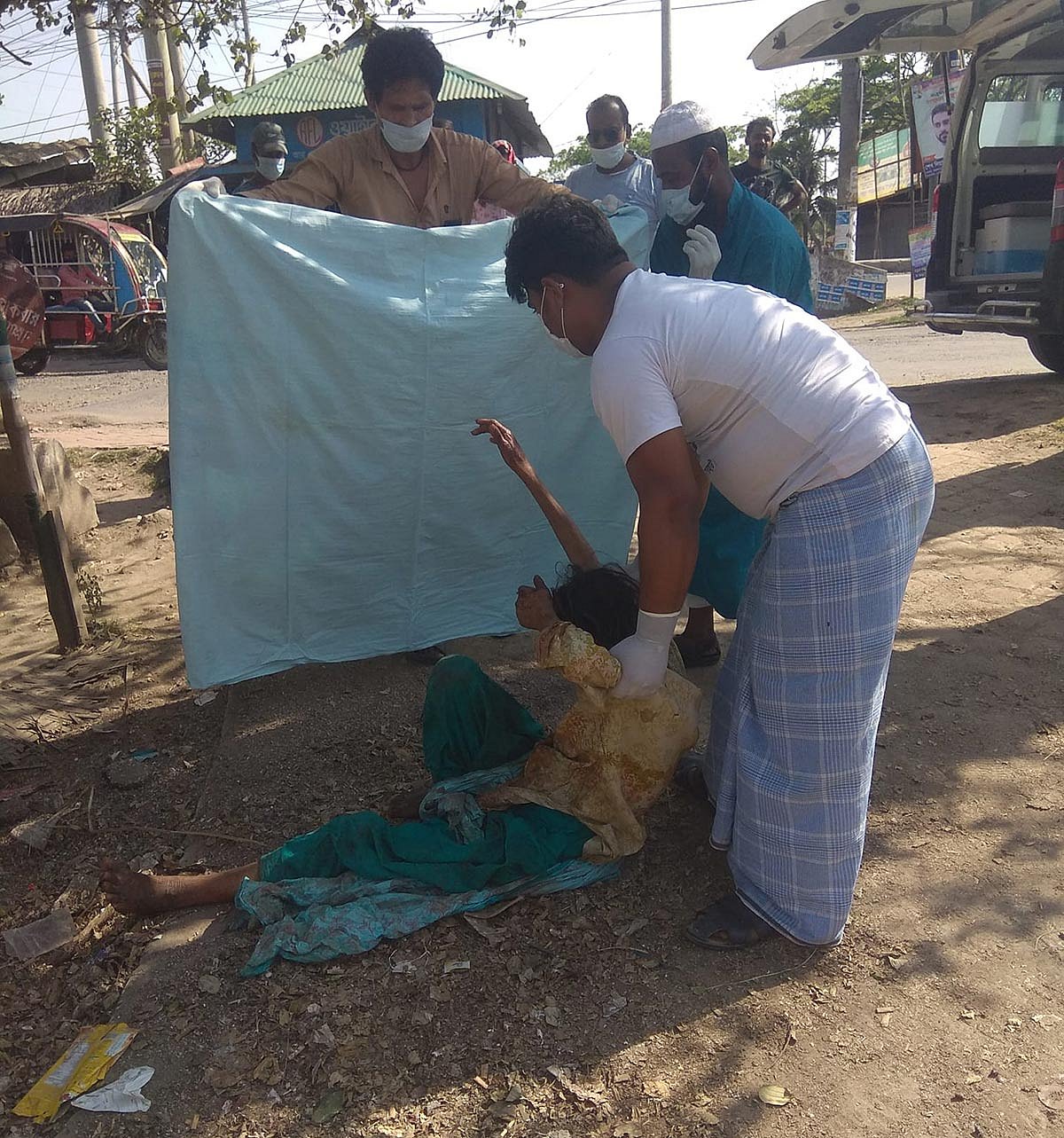 রাস্তার পাশে পড়ে থাকা বৃদ্ধ নারীকে উদ্ধার করে হাসপাতালে নেওয়া হচ্ছে। দড়াটানা, বাগেরহাট, ৬ এপ্রিল। ছবি: সংগৃহীত