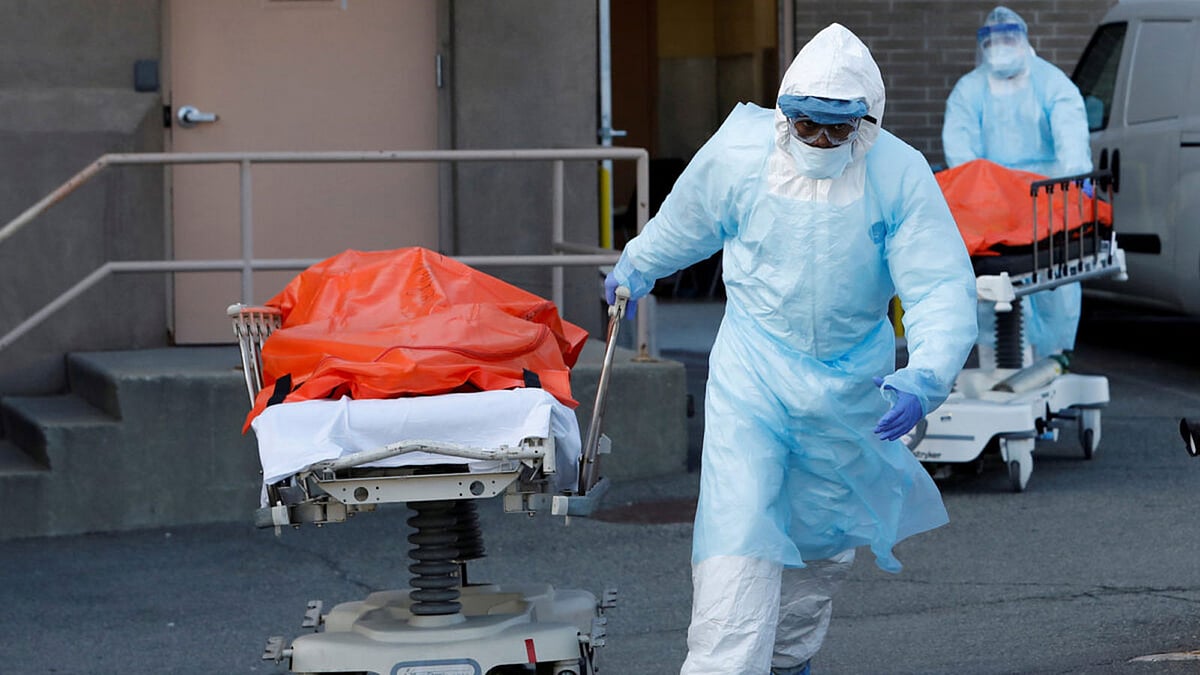 নিউইয়র্কে করোনায় মৃত্যুর মিছিল দীর্ঘ হচ্ছে। ছবি: রয়টার্স