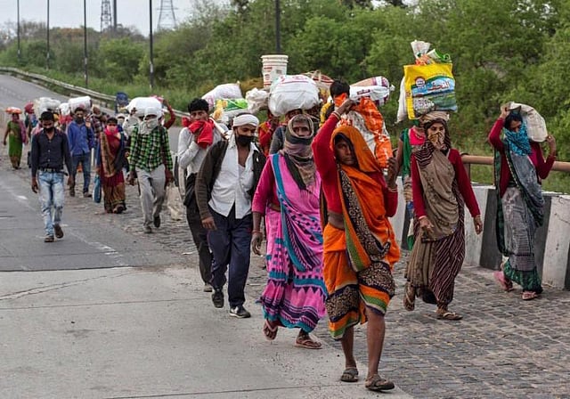 লকডাউন ঘোষণার পর শহরগুলো থেকে পায়ে হেঁটে দরিদ্র মানুষেরা ছুটতে শুরু করেন গ্রামের দিকে। ছবি: রয়টার্স