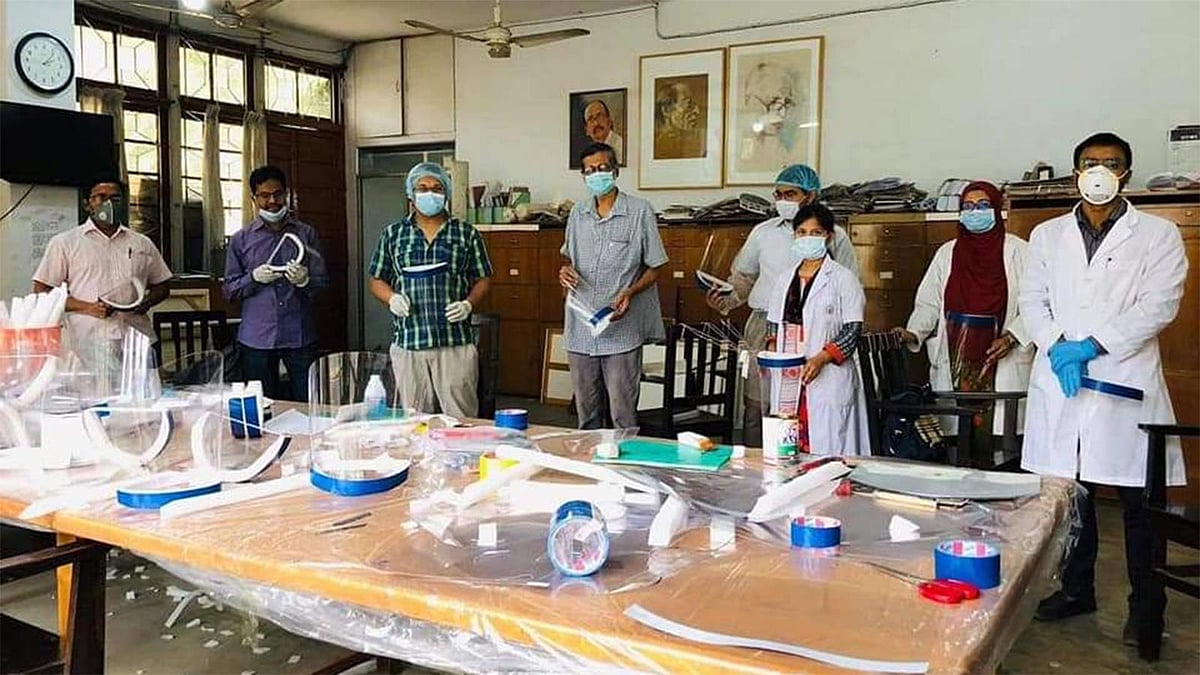 করোনায় চিকিৎসা কাজে নিয়োজিতদের সুরক্ষা দিতে চারুকলা-বিএসএমএমইউ বানিয়েছে ফেইস শিল্ড। ছবি: সংগৃহীত