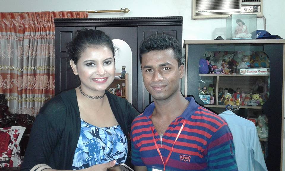 শবনম ফারিয়ার সঙ্গে প্রোডাকশন বয় হাসিব হোসেন। ছবি: সংগৃহীত