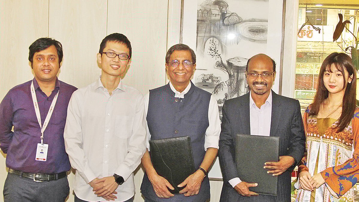 ইমো ও প্রথম আলোর মধ্যে চুক্তি সম্পাদন অনুষ্ঠানে (বাঁ থেকে) জাবেদ সুলতান, নিল ইয়াং, মতিউর রহমান, মোহাম্মদ রাশেদুল হক ও আদজানি হুই। গত মার্চ মাসের শুরুতে প্রথম আলো কার্যালয়ে।