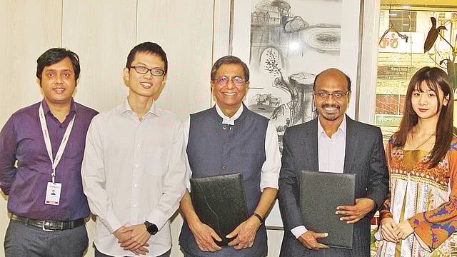 ইমো ও প্রথম আলোর মধ্যে চুক্তি সম্পাদন অনুষ্ঠানে (বাঁ থেকে) জাবেদ সুলতান, নিল ইয়াং, মতিউর রহমান, মোহাম্মদ রাশেদুল হক ও আদজানি হুই। গত মার্চ মাসের শুরুতে প্রথম আলো কার্যালয়ে।