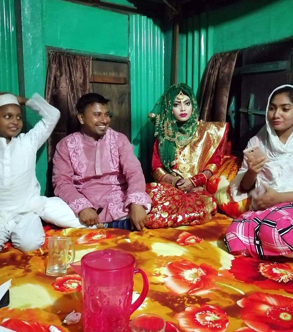 নারায়ণগঞ্জের সোনারগাঁ পৌরসভার গোচাইট গ্রামে গতকাল মঙ্গলবার সন্ধ্যায় বিয়ের অনুষ্ঠানে বর, কনেসহ বরযাত্রীরা। ছবি: প্রথম আলো