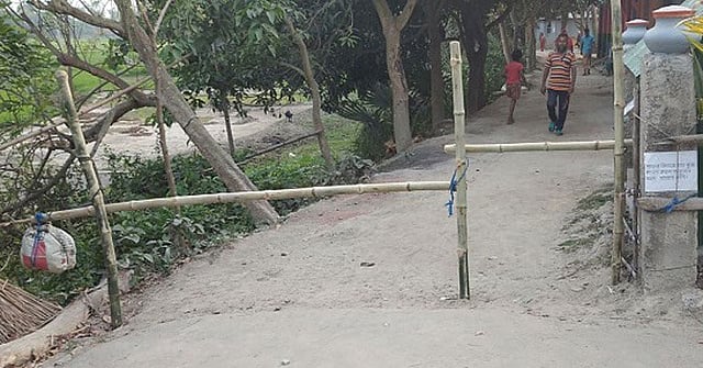 করোনাভাইরাসের সংক্রমণ ঠেকাতে নওগাঁ সদর ‍উপজেলার রামরায়পুর সরদারপাড়া গ্রামের মানুষ স্বেচ্ছায় `লকডাউন`করেছেন গ্রামটিকে। গ্রামের প্রবেশমুখ বন্ধ করে নোটিশ টাঙিয়ে দেওয়া হয়েছে। ছবিটি গতকাল মঙ্গলবার বিকেলে তোলা। ছবি: প্রথম আলো