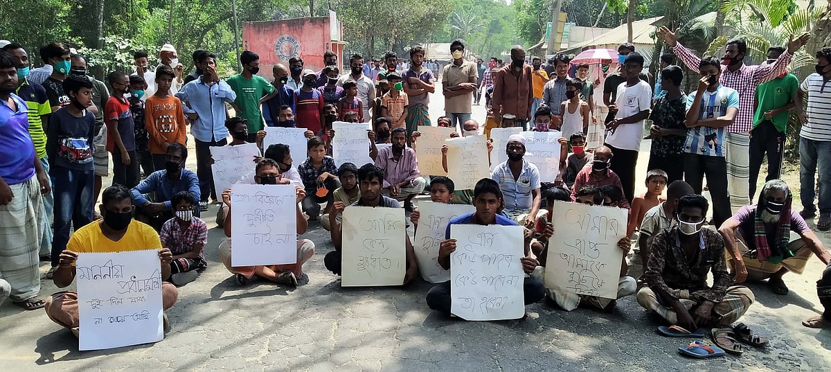 খাদ্যসামগ্রীর দাবিতে সড়ক অবরোধ করে বিক্ষোভ। ছোনকান্দা, জামালপুর পৌরসভা, ৯ এপ্রিল। ছবি: প্রথম আলো