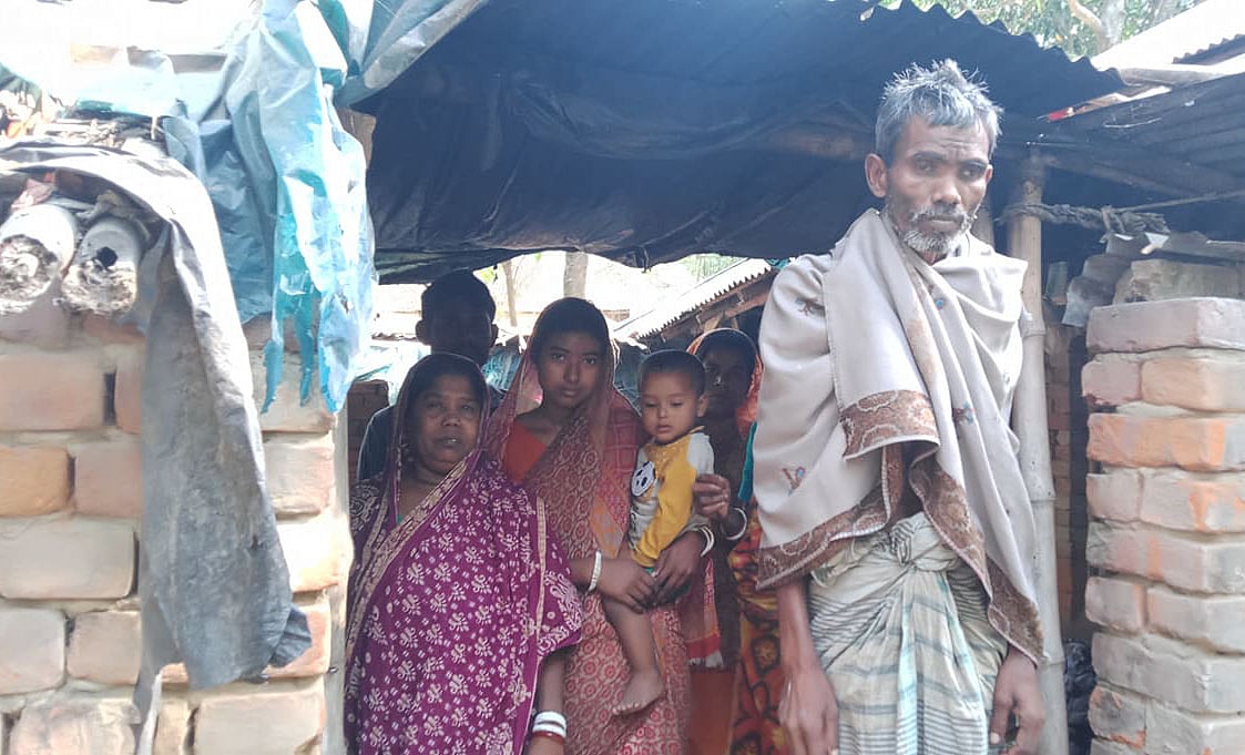 সহায়সম্বল বিছানাপত্র পুড়ে যাওয়ায় বিমর্ষ বৃদ্ধ পলানাথ সরকার। বড়বিহানালী গ্রাম, বাগমারা, রাজশাহী, ৯ এপ্রিল। ছবি: প্রথম আলো