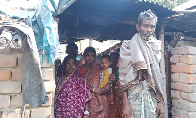 সহায়সম্বল বিছানাপত্র পুড়ে যাওয়ায় বিমর্ষ বৃদ্ধ পলানাথ সরকার। বড়বিহানালী গ্রাম, বাগমারা, রাজশাহী, ৯ এপ্রিল। ছবি: প্রথম আলো