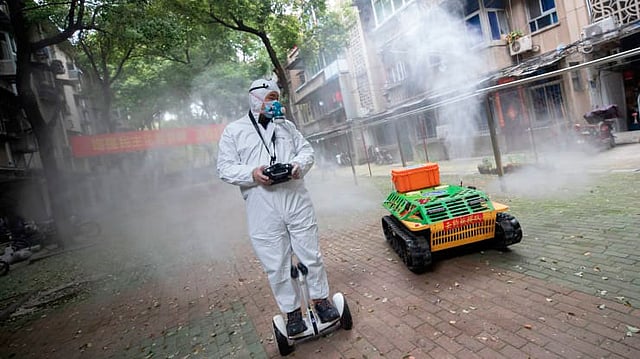 করোনাভাইরাসে রোবট ব্যবহার করা হচ্ছে। ছবি: এএফপি