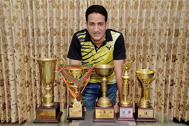 জাতীয় চ্যাম্পিয়নশিপে জেতা পাঁচটি ট্রফির সামনে মানস চৌধুরী। ছবি: সৌজন্য