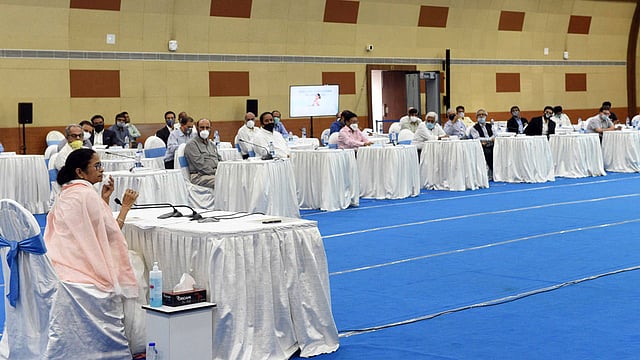 সচিবালয় নবান্নের সভাঘরে রাজ্যের বণিক সভার নেতাদের সঙ্গে এক বৈঠকে পশ্চিমবঙ্গের মুখ্যমন্ত্রী মমতা বন্দ্যোপাধ্যায়। ছবি: ভাস্কর মুখার্জি