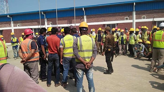 মাতারবাড়ী বিদ্যুৎকেন্দ্র লকডাউনের দাবিতে ধর্মঘটে শ্রমিকদের একটি অংশ। ছবি: সংগৃহীত