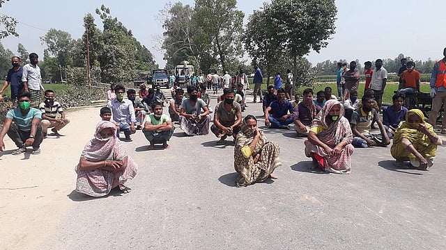 খাবার চেয়ে সড়কে অবস্থান করে বিক্ষোভ। তবে সামাজিক দূরত্ব মেনে এ বিক্ষোভ করেন এলাকাবাসী। ছবি: প্রথম আলো