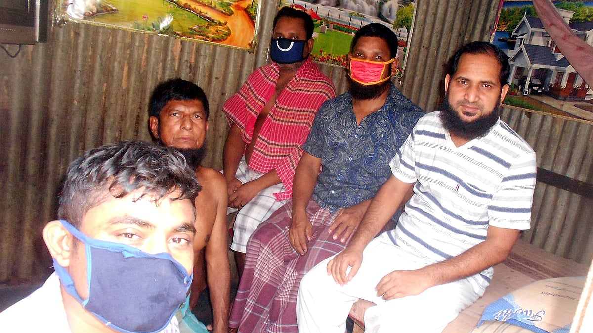 শ্রমিক কলোনিতে গাদাগাদি করে বসবাস। কাঁচপুর শিল্পাঞ্চল, সোনারগাঁ, নারায়ণগঞ্জ। ছবি: প্রথম আলো
