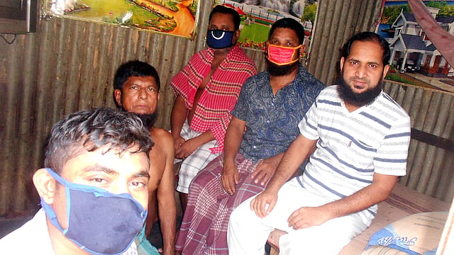 শ্রমিক কলোনিতে গাদাগাদি করে বসবাস। কাঁচপুর শিল্পাঞ্চল, সোনারগাঁ, নারায়ণগঞ্জ। ছবি: প্রথম আলো
