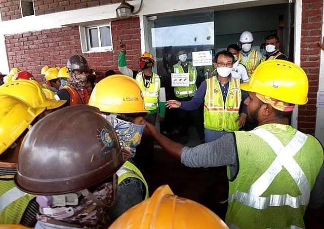 মাতারবাড়ী বিদ্যুৎকেন্দ্র লকডাউনের দাবিতে ধর্মঘটে শ্রমিকদের একটি অংশ। ছবি: সংগৃহীত