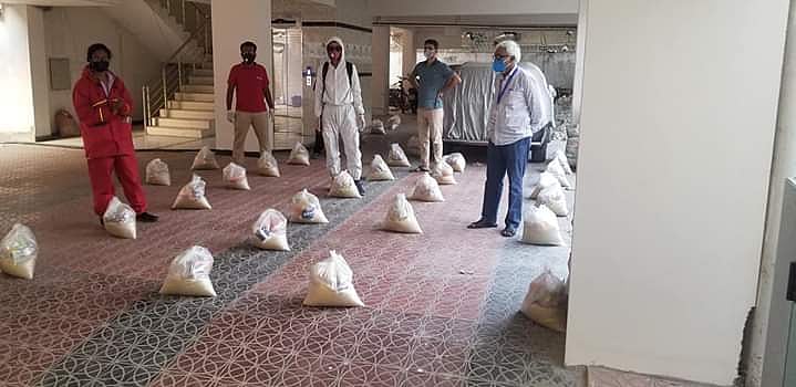 ফেরদৌস আহমেদ উজ্জল চালাচ্ছেন ‘চাল-ডাল-আলু; বাঁচার জন্য ৪৫০ টাকায় এক সপ্তাহ’ শীর্ষক একটি কার্যক্রম। ছবি: ফেসবুক থেকে নেওয়া