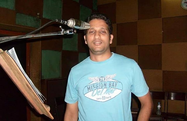 সিনেমার প্লে ব্যাকের রেকর্ডিংয়ে মানস চৌধুরী। ঢাকার শ্রুতি স্টুডিওতে। ছবি: সৌজন্য