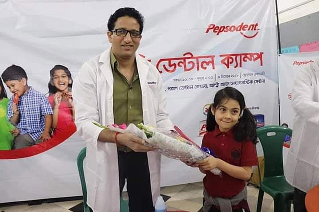 চট্টগ্রাম ফ্রোবেল ইন্টারন্যাশনাল স্কুলে বিনামূল্যে ডেন্টাল চিকিৎসা কর্মসূচিতে মানস চৌধুরীকে এক ছাত্রীর ফুলেল শুভেচ্ছা। ছবি: সৌজন্য