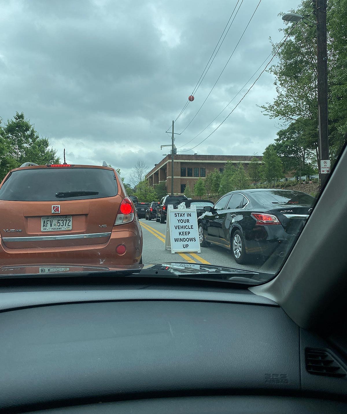 গাড়ীর দীর্ঘ সারি। ছবি: লেখক