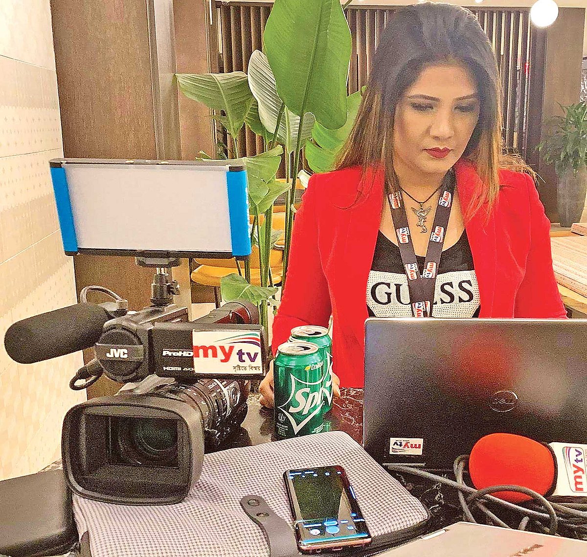 বাসা থেকে পেশাগত কাজ করছেন মল্লিকা খান মুনা