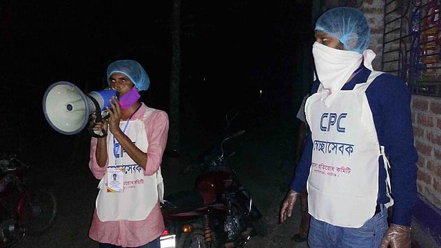বাগাতিপাড়া পৌর এলাকায় সিপিসি স্বেচ্ছাসেবীরা শুক্রবার রাতে হ্যান্ডমাইকে করোনাভাইরাসের বিরুদ্ধে এলাকাবাসীকে সচেতন করছেন। ছবি: প্রথম আলো