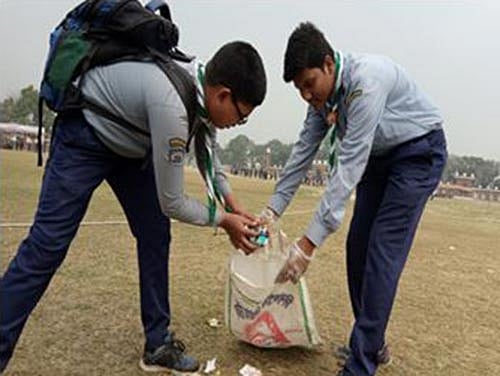 দিনাজপুর বড় ময়দানে পরিষ্কার-পরিচ্ছন্ন অভিযানে অংশ নেয় স্কাউটের সদস্যরা। ছবি: সংগৃহীত