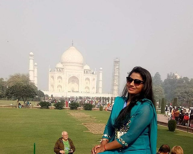ভারত সরকারের আমন্ত্রণে বেড়াতে গিয়ে তাজমহলের সামনে মাবিয়া আক্তার। ছবি: সংগৃহীত