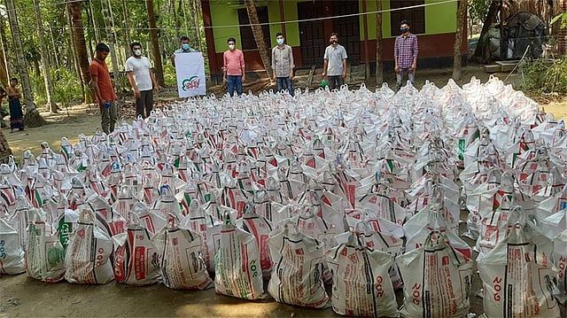 ৬ থেকে ৮ এপ্রিল পর্যন্ত অসহায় মানুষের ঘরে ঘরে খাদ্যসামগ্রী পৌঁছে দেন স্বেচ্ছাসেবকেরা। ছবি: বিজ্ঞপ্তি