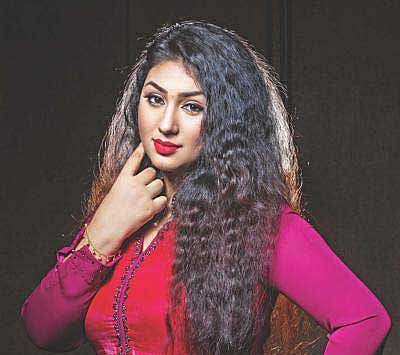 ঘরবন্দী জীবনে রান্না করে, সিনেমা দেখে ও লুডু খেলে সময় কাটে অপু বিশ্বাসের। ছবি: ফেসবুক