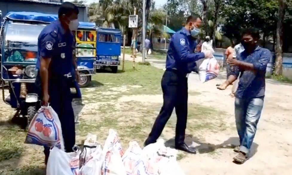 স্থানীয় ছোট যানবাহনের চালক ও শ্রমিকদের খাদ্য সহায়তা দিচ্ছে শরীয়তপুরের নড়িয়া থানা–পুলিশ।