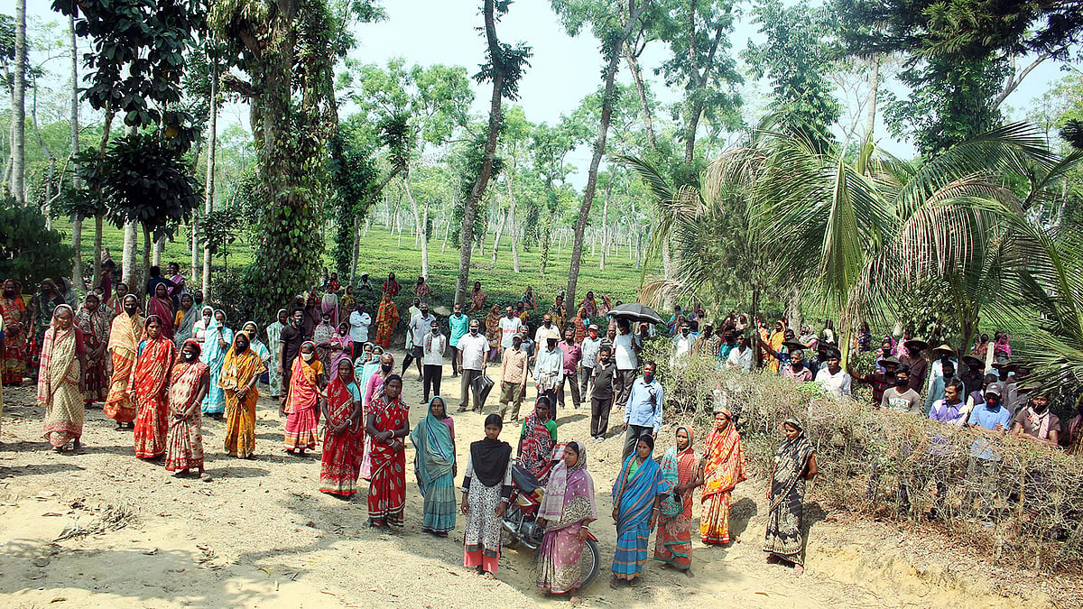 মজুরিসহ ছুটির দাবিতে চা-শ্রমিকদের ‘বিশেষ মানববন্ধন’। সোনাছড়া চা বাগান, শ্রীমঙ্গল, মৌলভীবাজার, ১১ এপ্রিল । ছবি:শিমুল তরফদার