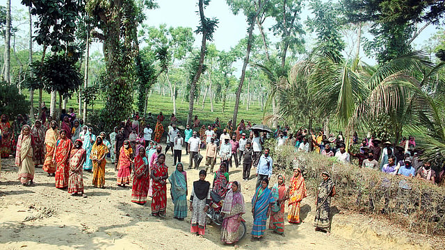 মজুরিসহ ছুটির দাবিতে চা-শ্রমিকদের ‘বিশেষ মানববন্ধন’। সোনাছড়া চা বাগান, শ্রীমঙ্গল, মৌলভীবাজার, ১১ এপ্রিল । ছবি:শিমুল তরফদার