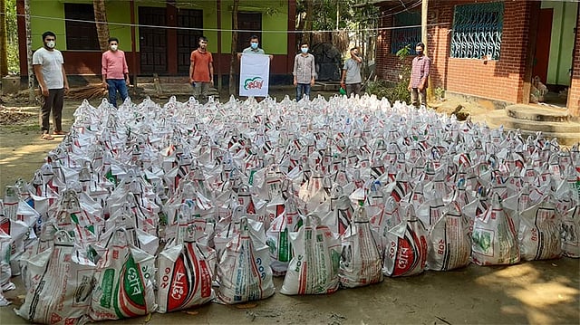 করোনাভাইরাসের সংক্রমণ ঠেকাতে লক্ষ্মীপুরের রামগতি এবং কমলনগর উপজেলার ঘরবন্দী কর্মহীন ৪০০ পরিবারের সদস্যদের খাদ্যসহায়তা দিল সামাজিক সংগঠন ‘স্বপ্ন নিয়ে’। ছবি: বিজ্ঞপ্তি