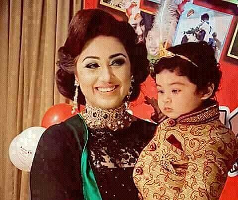 অপু বিশ্বাসের কোলে ছেলে আব্রাম খান জয়। ছবি: ফেসবুক