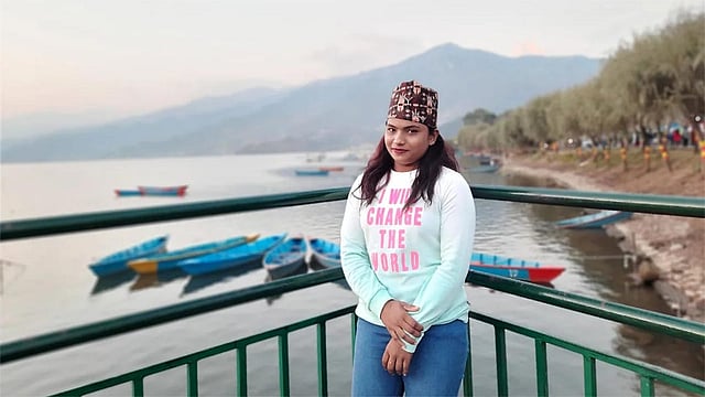 এসএ গেমসে খেলার ফাঁকে নেপালের পোখারায় ফেওয়া লেকে মাবিয়া আক্তার। ছবি: সংগৃহীত