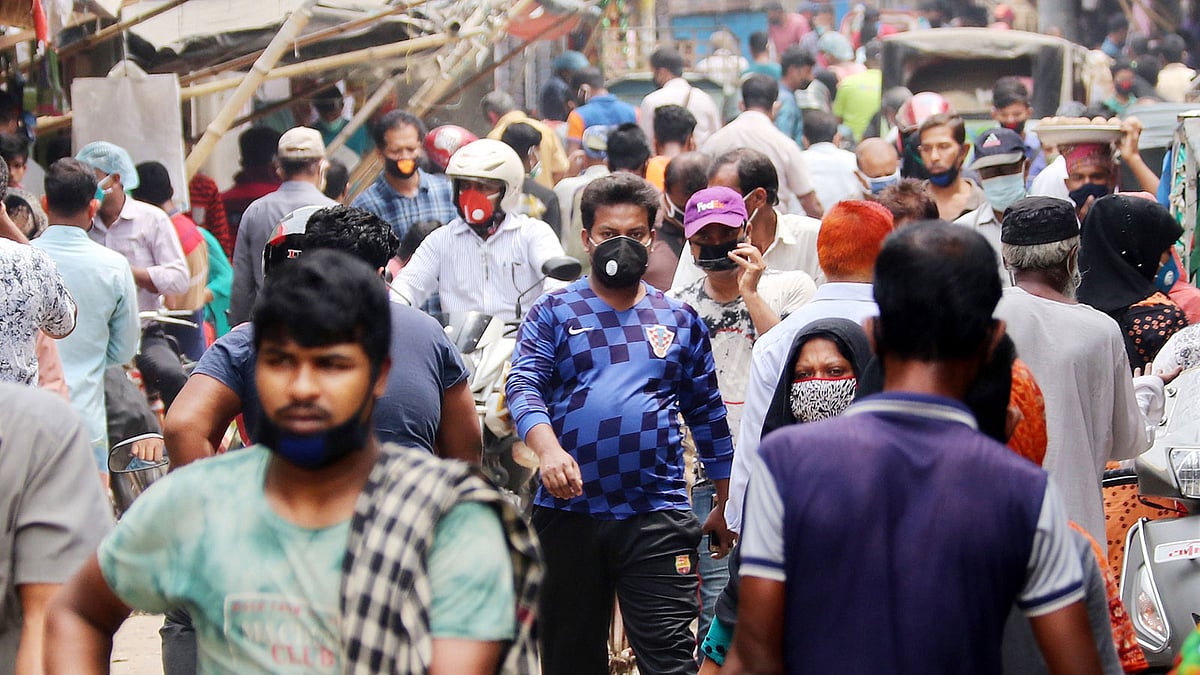 জেলা শহর ও গ্রামের মানুষের মধ্যে ঘরের বাইরে থাকার প্রবণতা বেশি। ছবি: প্রথম আলো