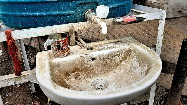 করোনাভাইরাস প্রতিরোধে পথচারীদের হাত ধোয়ার ব্যবস্থা রেখেছে ঢাকা ওয়াসা। বেসিনটি নোংরা হয়ে আছে, দেখার কেউ নেই। কারওয়ান বাজার, ঢাকা, ১২ এপ্রিল। ছবি: মানসুরা হোসাইন