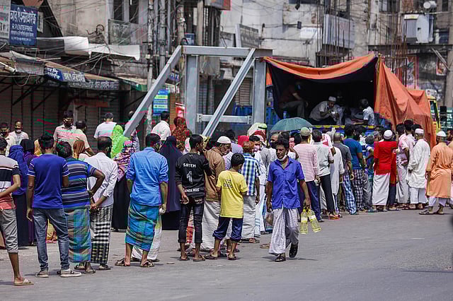 করোনাভাইরাসে সংক্রমিত রোগী শনাক্তের সংখ্যা রাজধানীতে দিন দিন বেড়েই চলছে। তারপরও বিভিন্ন এলাকায় টিসিবির পণ্য কিনতে সামাজিক দূরত্ব বজায় না রেখে লাইনে দাঁড়াতে দেখা যায় নাগরিকদের। নয়াবাজার, ঢাকা, ১২ এপ্রিল। ছবি: দীপু মালাকার