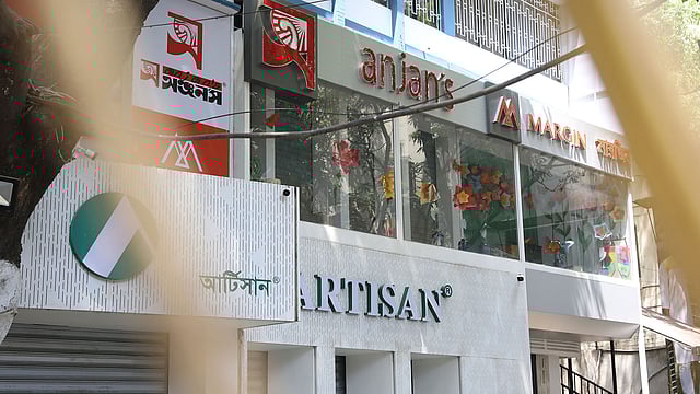 বন্ধ আছে দেশীয় সব ফ্যাশনশিল্পের দোকান। ছবি: আবদুস সালাম