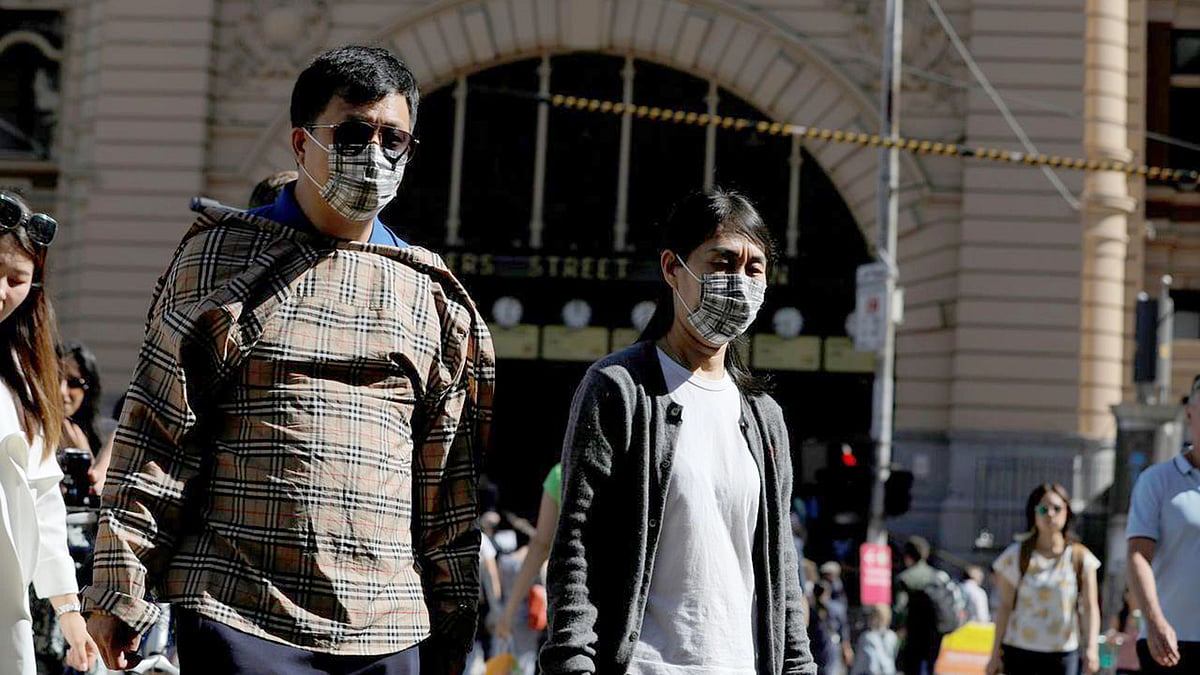 অস্ট্রেলিয়ায় মাস্ক পরে চলাচল করছেন অনেকেই। ছবি: রয়টার্স