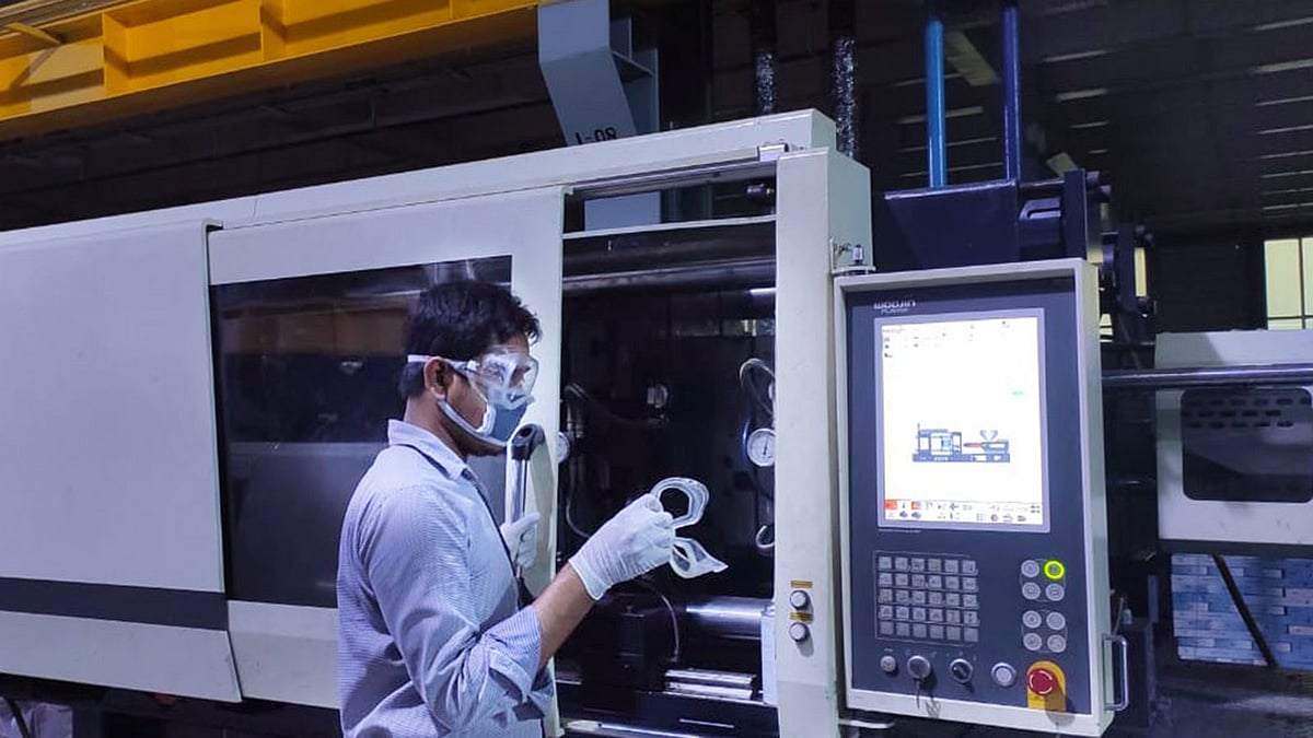 করোনা মোকাবিলায় ওয়ালটনের তৈরি নিরাপত্তা সরঞ্জাম। ছবি: ওয়ালটনের সৌজন্যে