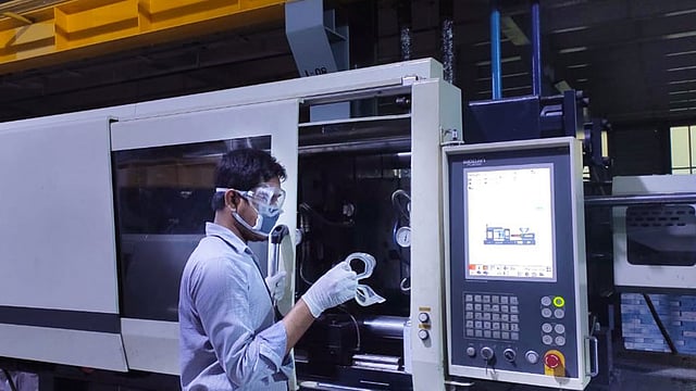 করোনা মোকাবিলায় ওয়ালটনের তৈরি নিরাপত্তা সরঞ্জাম। ছবি: ওয়ালটনের সৌজন্যে