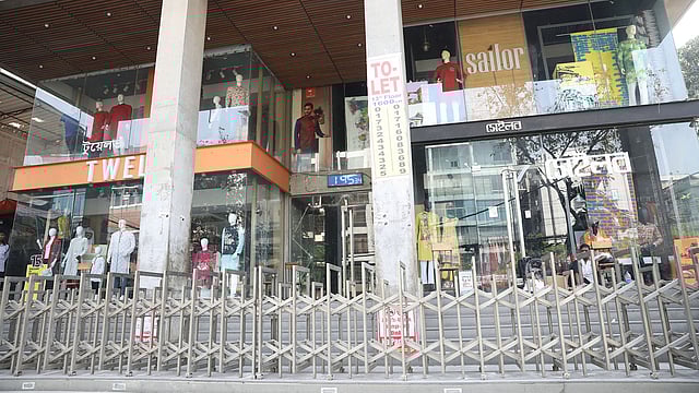 এবার বৈশাখ উদ্‌যাপনে পোশাক কেনার অবকাশ থাকছে না। ছবি: আবদুস সালাম