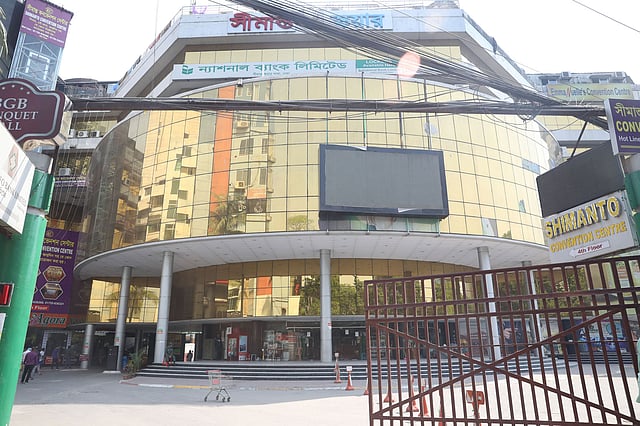 এবার বৈশাখ ও ঈদে পোশাক কেনার অবকাশ থাকছে না বললেই চলে। ছবি: আবদুস সালাম