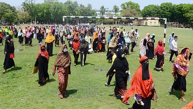 টিসিবির ন্যায্য মূল্যের পণ্য কিনতে এসেছেন ভোক্তারা। কার আগে কে পণ্য নেবেন সেই প্রতিযোগিতায় নেমেছেন তাঁরা। সরকারি এডওয়ার্ড কলেজ, পাবনা, ১২ এপ্রিল। ছবি: হাসান মাহমুদ