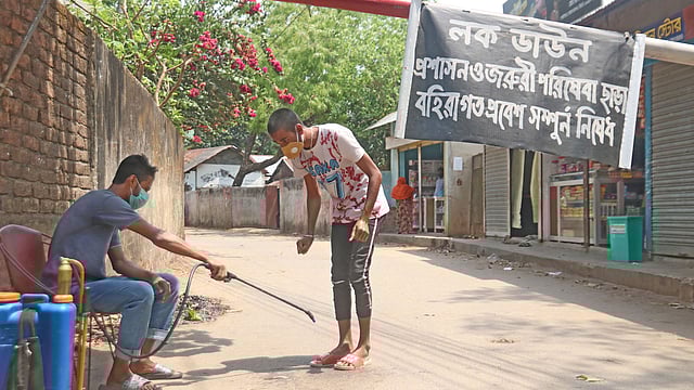 সিলেট বিভিন্ন এলাকা নিজ উদ্যোগে ‘লকডাউন’ করেছেন এলাকাবাসী। মহল্লায় প্রবেশর সময় ছিটানো হচ্ছে জীবাণুনাশক ওষুধ। গোয়াইটুলা, সিলেট, ১২ এপ্রিল। ছবি: আনিস মাহমুদ