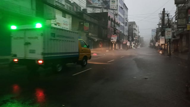 দেশের অনেক স্থানেই শনিবার সন্ধ্যার পর বৃষ্টিসহ কালবৈশাখী বয়ে যায়। এর মধ্যে ব্যস্ত ছিল জরুরি ওধুষ সরবরাহের গাড়ি। আব্দুল হামিদ সড়ক, পাবনা, ১১ এপ্রিল। ছবি: হাসান মাহমুদদ